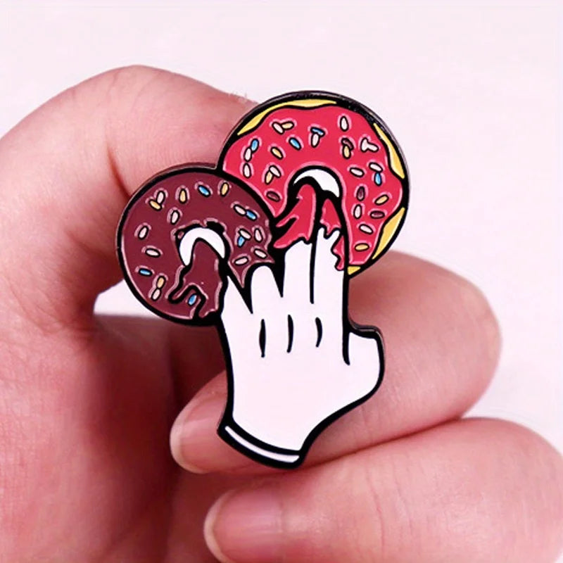 Donut Pin in der Hand – Witziger Emaille Pin mit Donut-Motiv