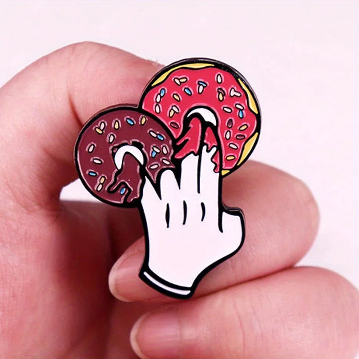 Donut Pin in der Hand – Witziger Emaille Pin mit Donut-Motiv