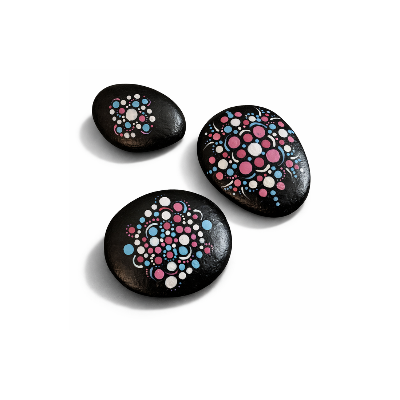 Drei handbemalte Dotting Steine in Trans Pride Farben mit Mandala-Muster auf weißem Hintergrund