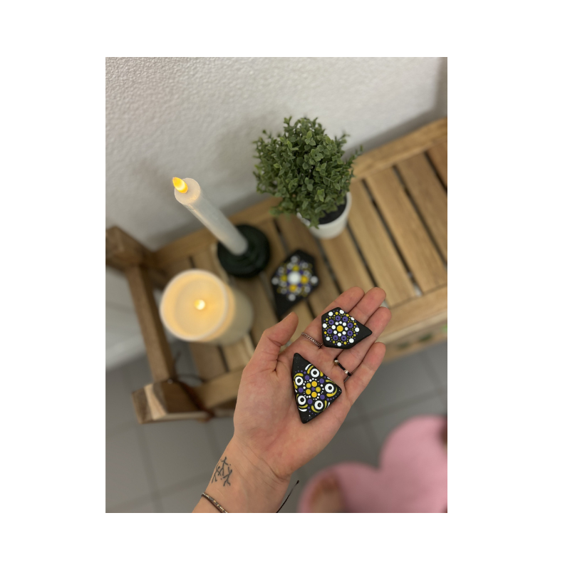 Zwei handbemalte Dotting-Steine im Nonbinary-Pride-Design liegen in einer Hand, dekorative Kunststeine mit Punktmuster
