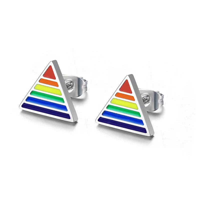 Dreieckige Ohrstecker mit Regenbogenflaggen-Design, gefertigt aus Edelstahl mit glatter Oberfläche.