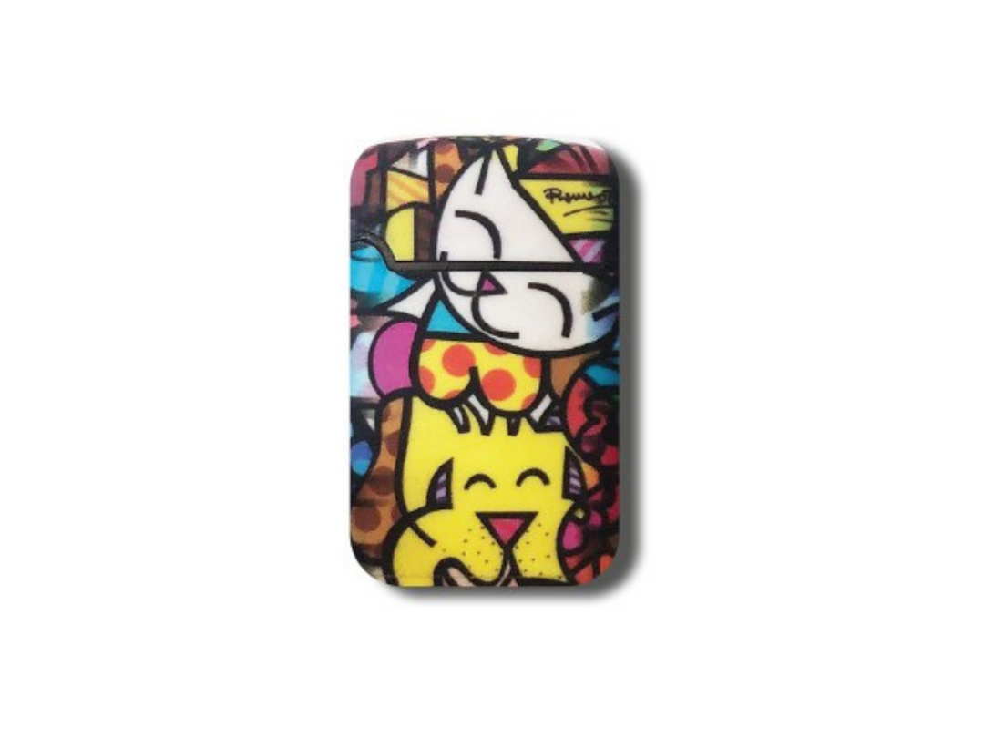 Jet-Flame-Feuerzeugen der Marke BRITTO, gestaltet im ikonischen Pop-Art-Stil von Romero Britto. Die Feuerzeuge zeigen lebendige Muster mit kräftigen Farben, abstrakten Formen und Motiven wie Herzen, Augen und Schmetterlingen. Die gelbe Verpackung ist ebenfalls mit kleinen Schmetterlingen verziert und trägt die Aufschrift „Jet Flame – High Quality – Refillable Lighter“ sowie „Easy Torch“ für einfache Handhabung.