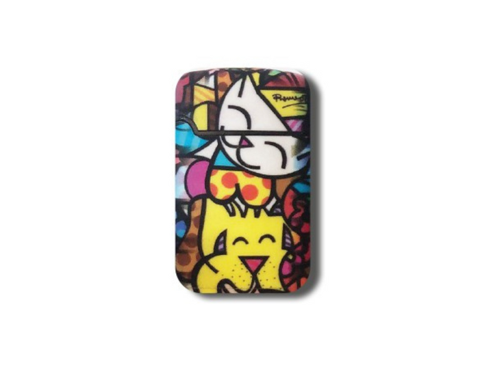 Jet-Flame-Feuerzeugen der Marke BRITTO, gestaltet im ikonischen Pop-Art-Stil von Romero Britto. Die Feuerzeuge zeigen lebendige Muster mit kräftigen Farben, abstrakten Formen und Motiven wie Herzen, Augen und Schmetterlingen. Die gelbe Verpackung ist ebenfalls mit kleinen Schmetterlingen verziert und trägt die Aufschrift „Jet Flame – High Quality – Refillable Lighter“ sowie „Easy Torch“ für einfache Handhabung.
