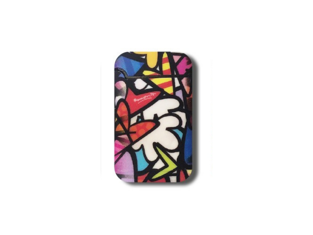 Jet-Flame-Feuerzeugen der Marke BRITTO, gestaltet im ikonischen Pop-Art-Stil von Romero Britto. Die Feuerzeuge zeigen lebendige Muster mit kräftigen Farben, abstrakten Formen und Motiven wie Herzen, Augen und Schmetterlingen. Die gelbe Verpackung ist ebenfalls mit kleinen Schmetterlingen verziert und trägt die Aufschrift „Jet Flame – High Quality – Refillable Lighter“ sowie „Easy Torch“ für einfache Handhabung.