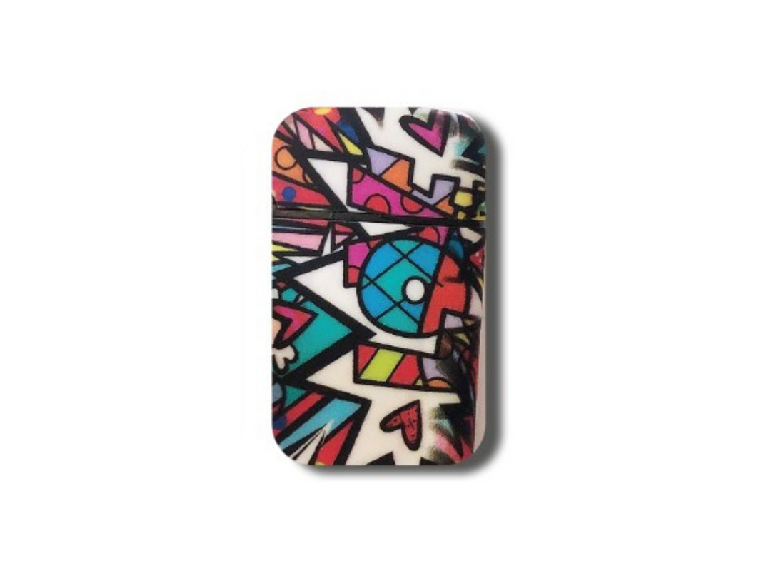 Jet-Flame-Feuerzeugen der Marke BRITTO, gestaltet im ikonischen Pop-Art-Stil von Romero Britto. Die Feuerzeuge zeigen lebendige Muster mit kräftigen Farben, abstrakten Formen und Motiven wie Herzen, Augen und Schmetterlingen. Die gelbe Verpackung ist ebenfalls mit kleinen Schmetterlingen verziert und trägt die Aufschrift „Jet Flame – High Quality – Refillable Lighter“ sowie „Easy Torch“ für einfache Handhabung.