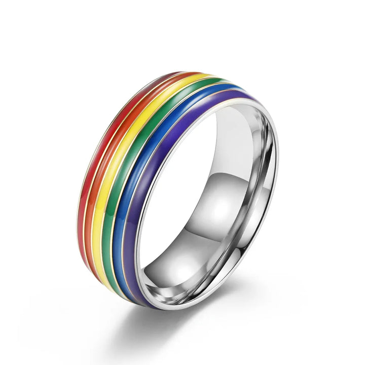 Unisex-Edelstahlring mit farbigen Regenbogenstreifen auf weißem Hintergrund