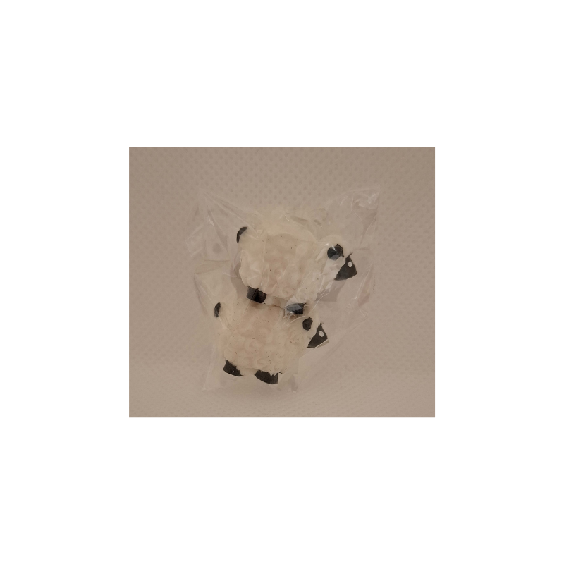 Zwei kleine realistische Mini-Schaf-Figuren aus Kunststoff auf heller Oberfläche