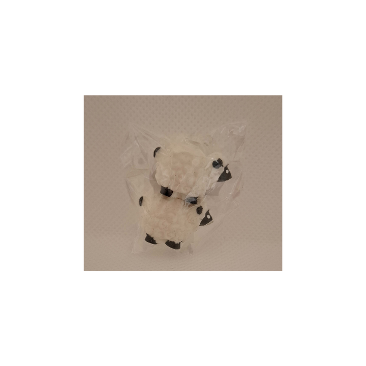 Zwei kleine realistische Mini-Schaf-Figuren aus Kunststoff auf heller Oberfläche