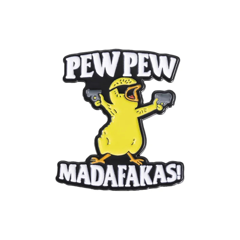 Emaille-Pin mit gelber Ente, die zwei Pistolen hält, und dem Schriftzug „Pew Pew Madafakas“, Statement-Anstecker