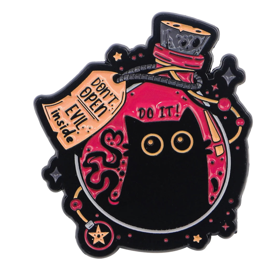 Emaille-Pin mit schwarzer Katze in einer Flasche und der Aufschrift „Don’t Open – Evil Inside“, ca. 3,8 × 3,6 cm