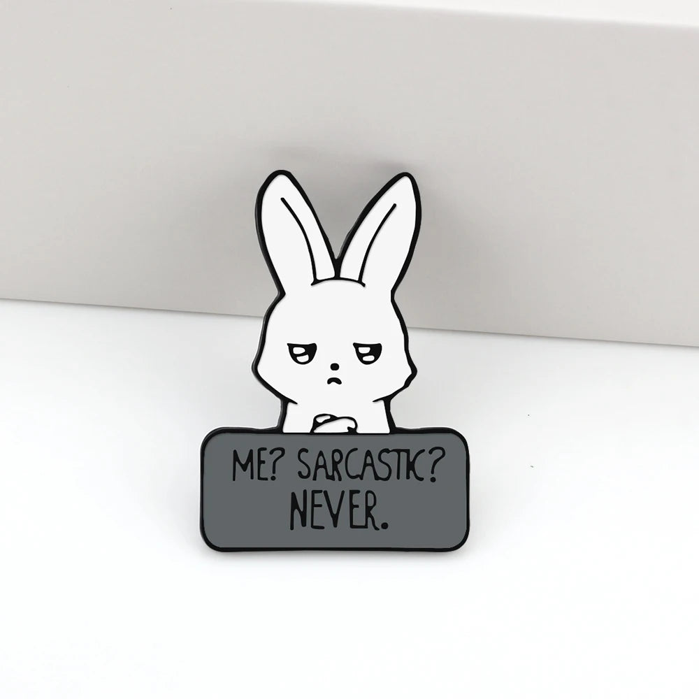 Emaille-Anstecker mit weißem Hasen und Schriftzug „ME? SARCASTIC? NEVER“, minimalistisches Pin-Design