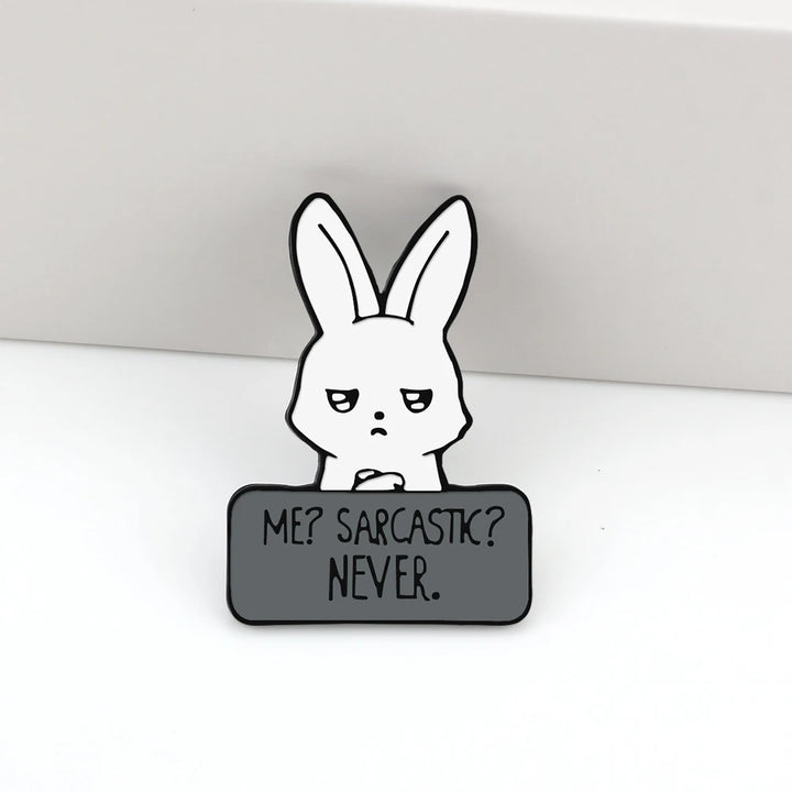 Emaille-Anstecker mit weißem Hasen und Schriftzug „ME? SARCASTIC? NEVER“, minimalistisches Pin-Design