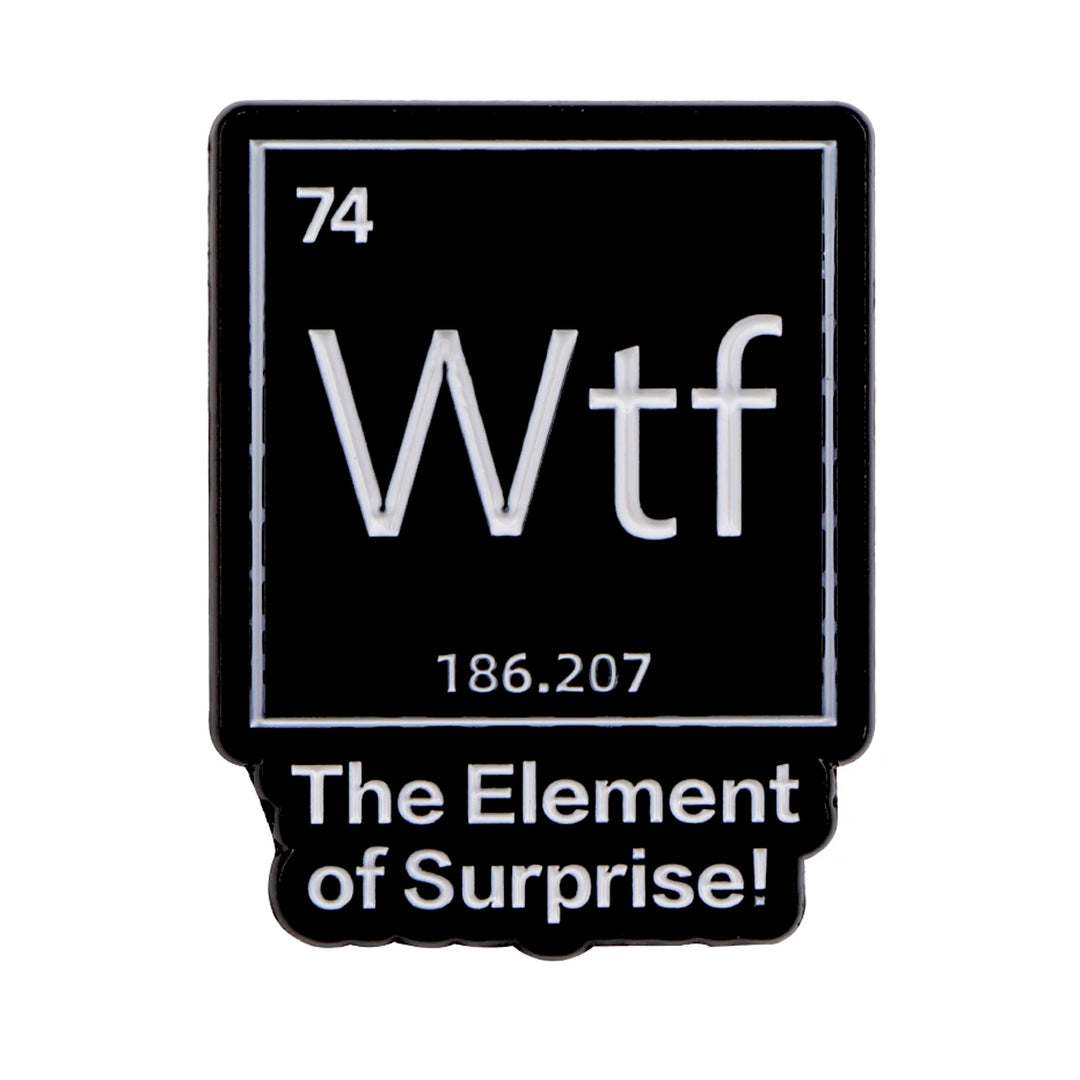 Emaille-Pin im Periodensystem-Design mit der Aufschrift „WTF – The Element of Surprise!“, schwarzer Hintergrund