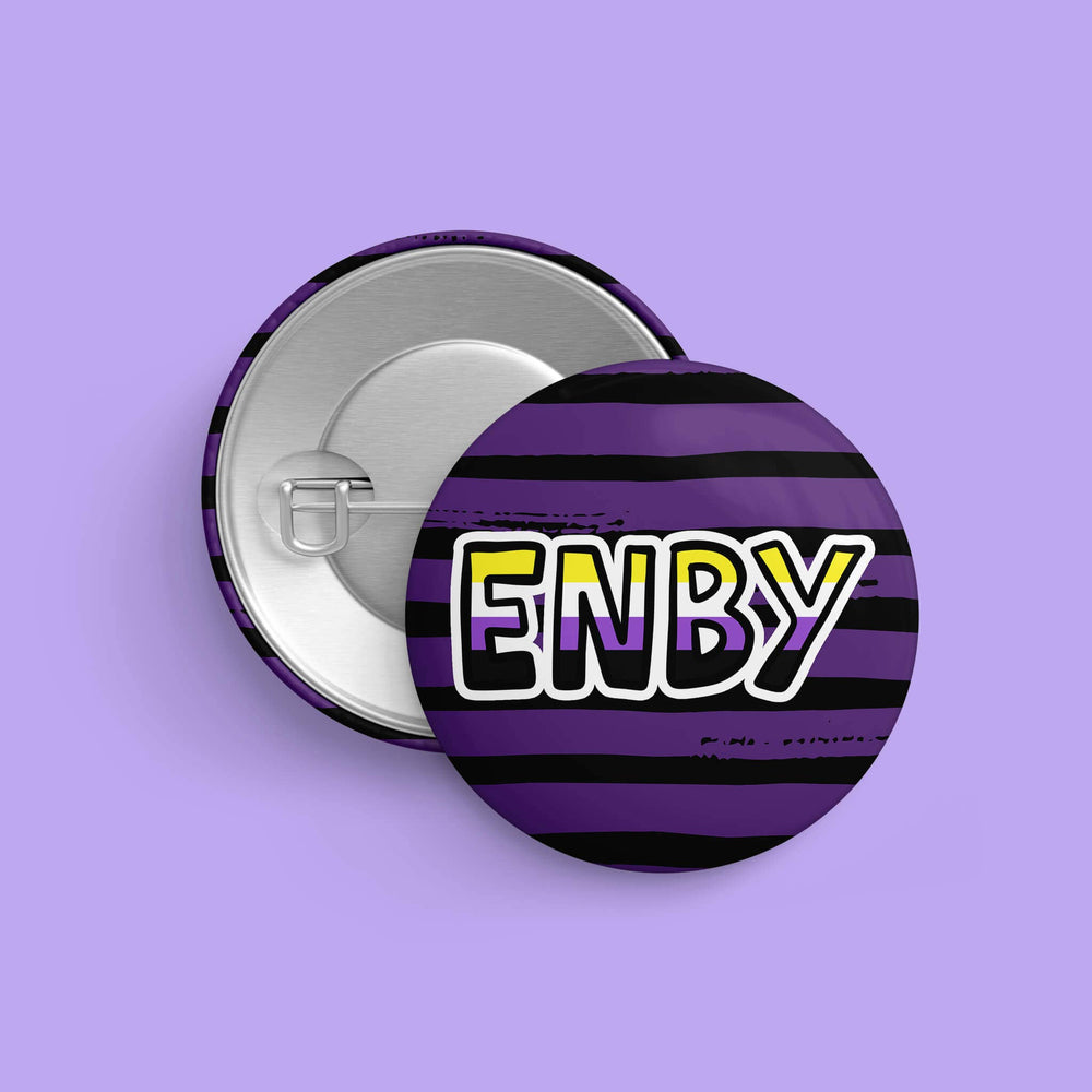ENBY Button in den Farben der Nonbinary-Pride-Flagge mit Rückseite und Sicherheitsnadel auf lila Hintergrund, LGBTQIA+ Ansteckbutton mit 32 mm Durchmesser.