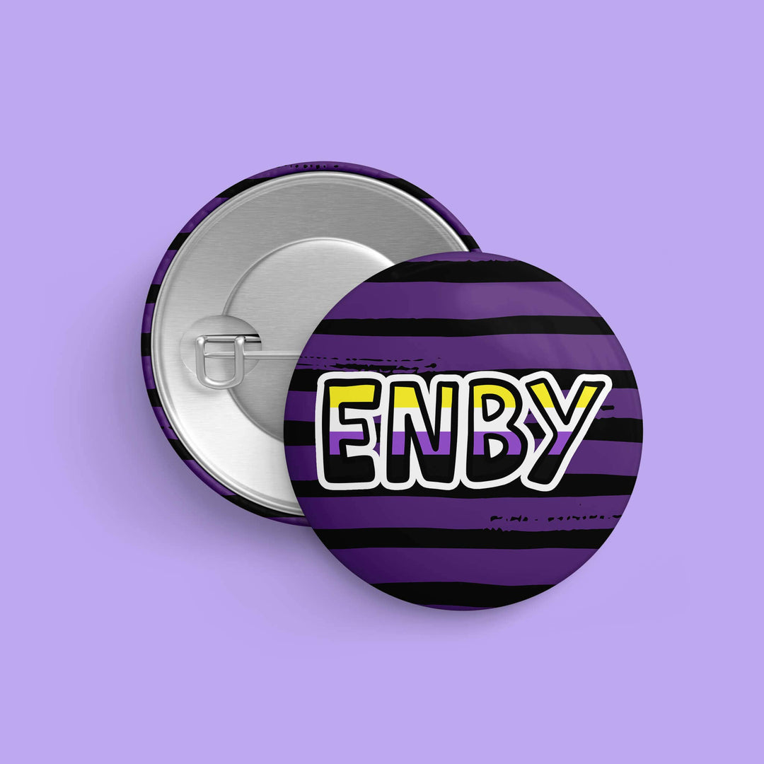 ENBY Button in den Farben der Nonbinary-Pride-Flagge mit Rückseite und Sicherheitsnadel auf lila Hintergrund, LGBTQIA+ Ansteckbutton mit 32 mm Durchmesser.