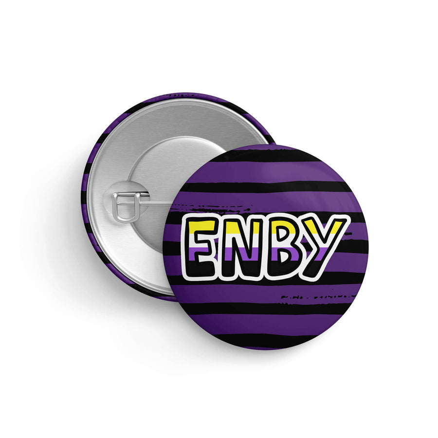 Vorder- und Rückseite eines ENBY Buttons in den Farben der Nonbinary-Pride-Flagge mit Sicherheitsnadel, LGBTQIA+ Ansteckbutton mit 32 mm Durchmesser.