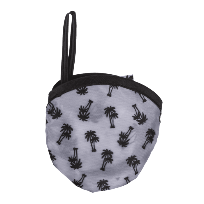 Faltbarer Taschenfächer Tropical im Schwarz-Weiß-Palmen-Design, kompakter Rundfächer in Tasche mit Schlaufe, auf weißem Hintergrund.