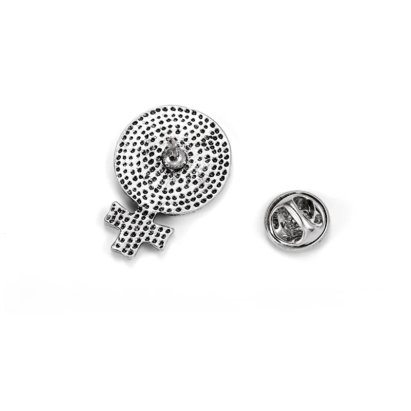 Rückseite des silbernen Feminismus Pins mit sicherem Metallverschluss
