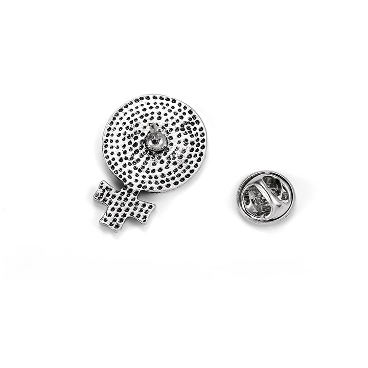 Rückseite des silbernen Feminismus Pins mit sicherem Metallverschluss
