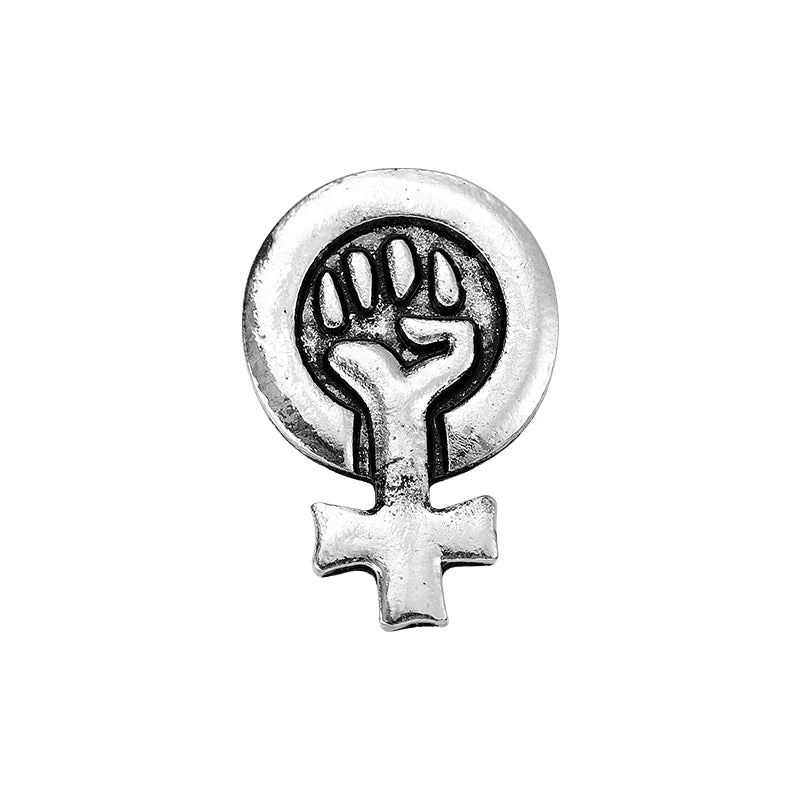 Silberner Feminismus Pin mit Power-Faust-Symbol als feministische Anstecknadel
