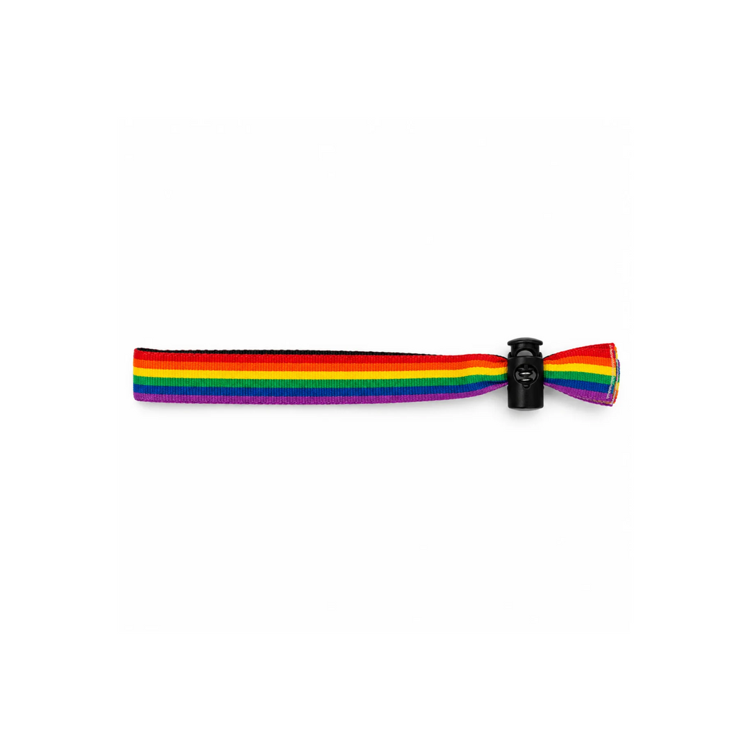 Regenbogen-Festivalarmband mit schwarzem, verstellbarem Kordelstopper als wiederverwendbare Verschlusslösung auf weissem Hintergrund