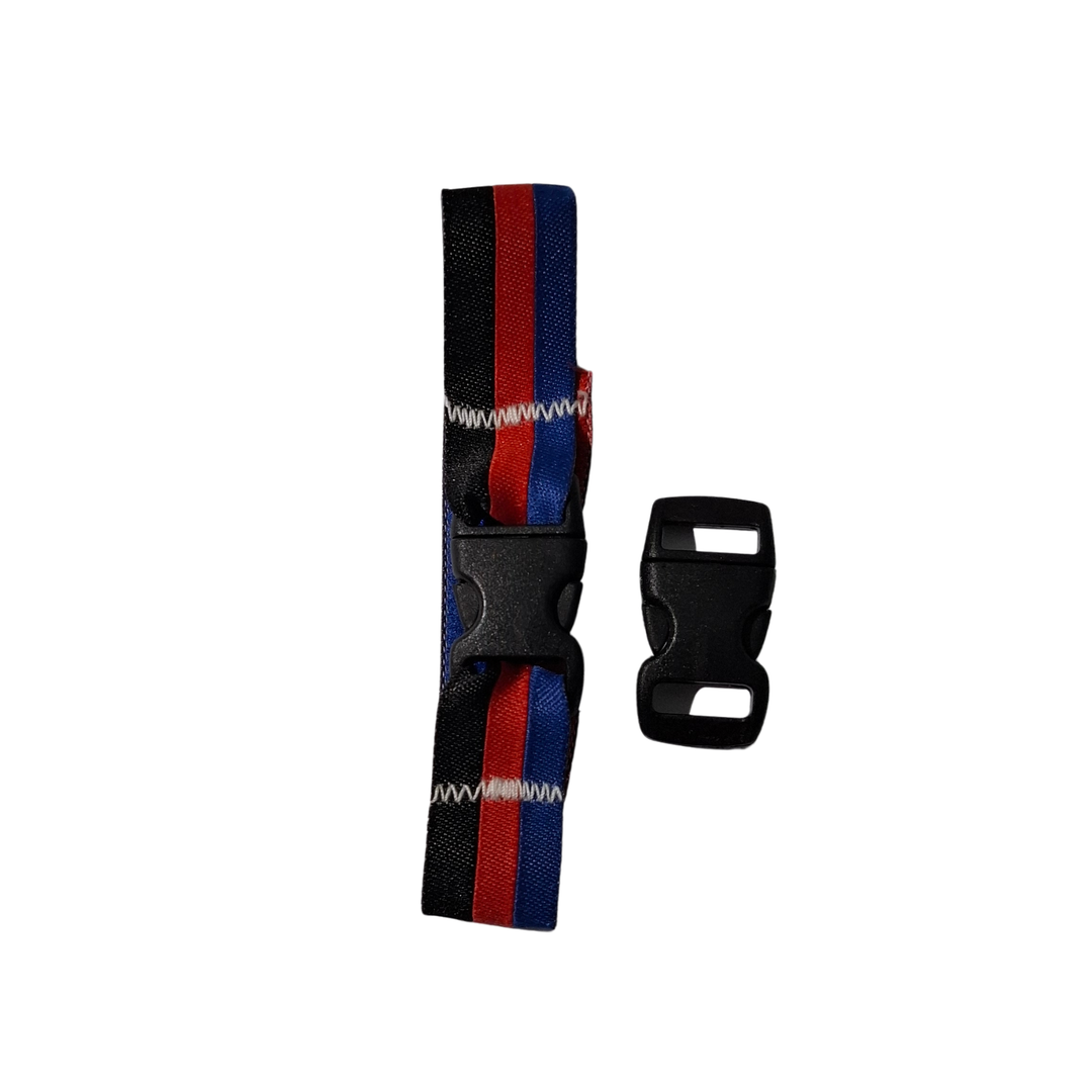 Anwendungsbeispiel einer Schnalle für Festivalarmbänder. Das Stoffarmband wurde mit einem Kunststoff-Klickverschluss zu einem wiederverwendbaren Armband umgebaut.