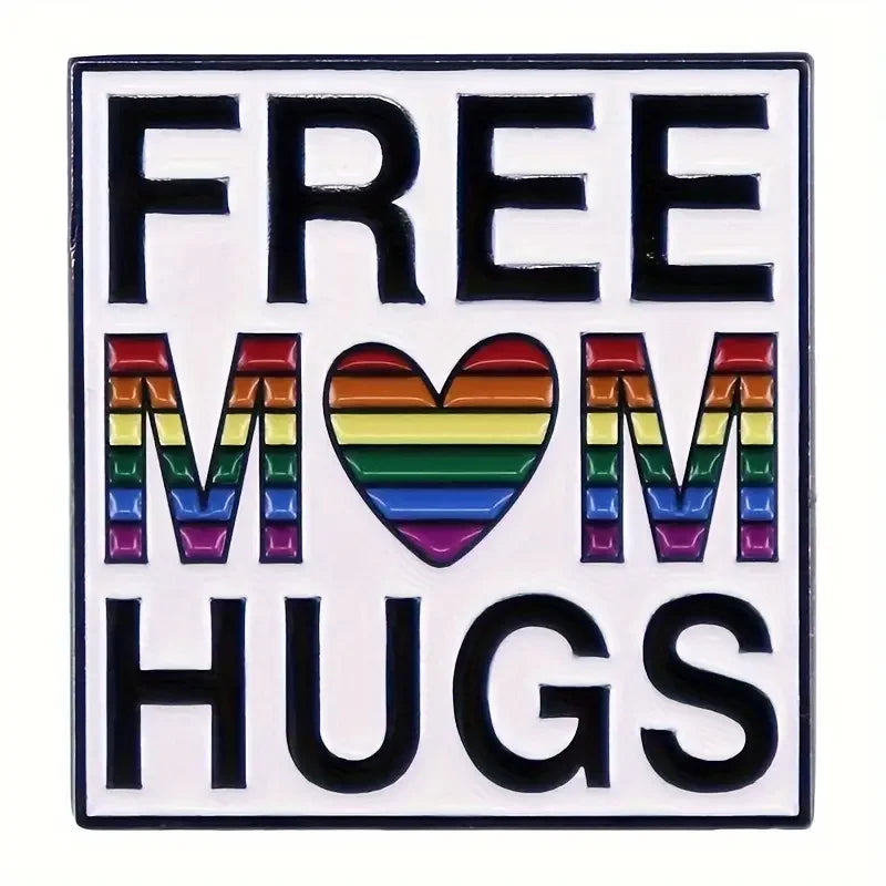 Quadratischer ‚Free Mom Hugs‘ Pin mit Regenbogenherz im Pride-Design.