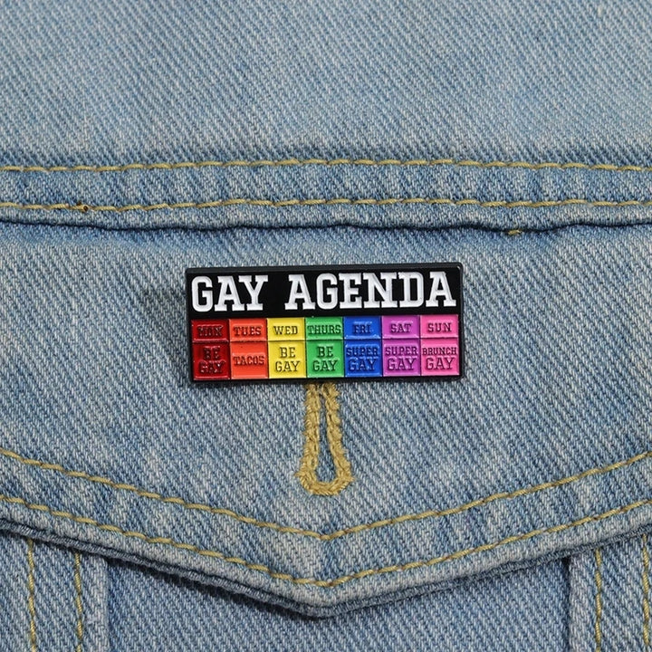 Gay Agenda Pin an Jeansjacke – Pride Statement Emaille Pin für LGBTQ+