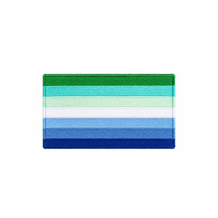 Gestickter Gay Men Pride Patch mit sieben horizontalen Streifen in Grün, Türkis, Weiss und Blau. Rechteckiger Aufnäher, 8 × 5 cm, auf weissem Hintergrund.
