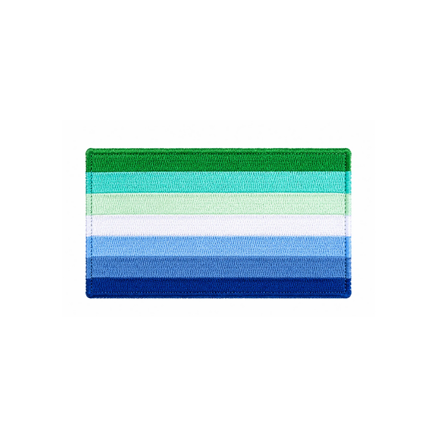 Gestickter Gay Men Pride Patch mit sieben horizontalen Streifen in Grün, Türkis, Weiss und Blau. Rechteckiger Aufnäher, 8 × 5 cm, auf weissem Hintergrund.
