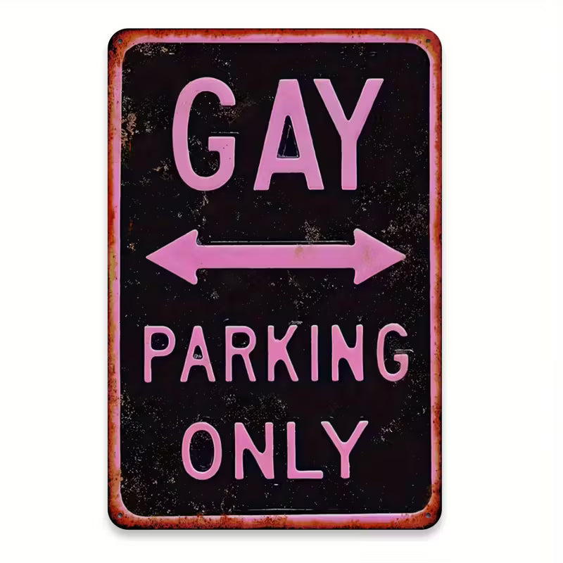 Vintage Metallschild ‚Gay Parking Only‘ in Schwarz und Pink – humorvolle LGBTQ Wanddeko aus Blech.