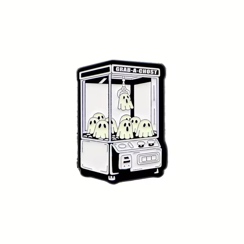 Cartoon-Pin einer Krallenmaschine mit kleinen Geistern auf weißem Hintergrund
