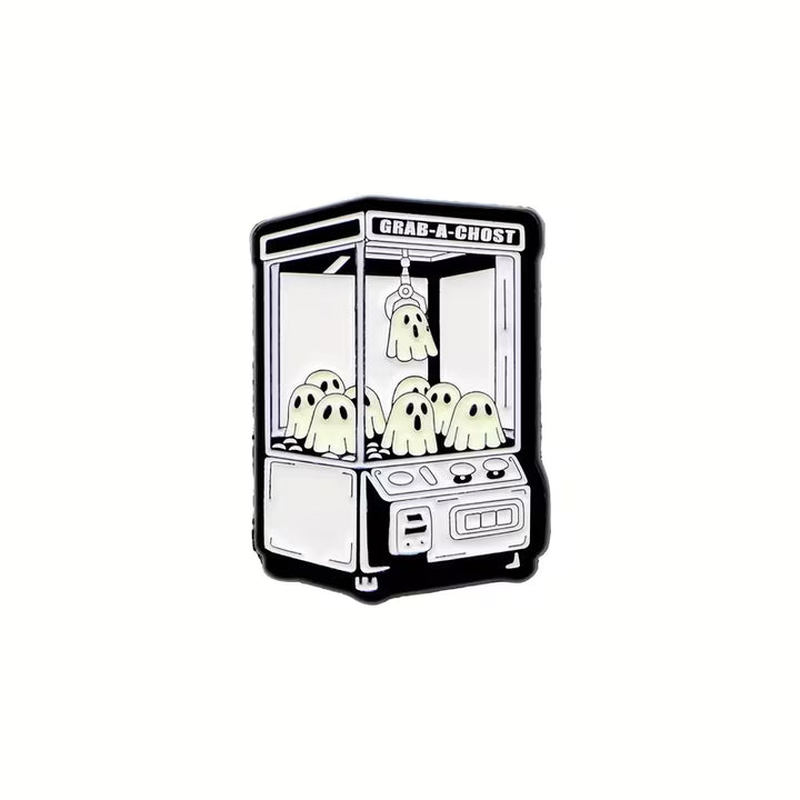 Cartoon-Pin einer Krallenmaschine mit kleinen Geistern auf weißem Hintergrund
