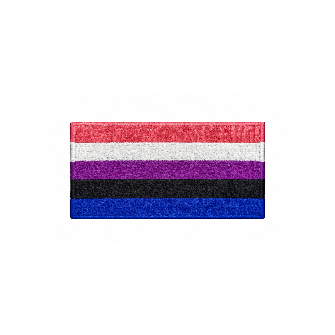 Genderfluid Pride Patch mit Klettverschluss, 8 × 5 cm. Gestickter LGBTQIA+ Aufnäher in Pink, Weiss, Violett, Schwarz und Blau auf weissem Hintergrund.