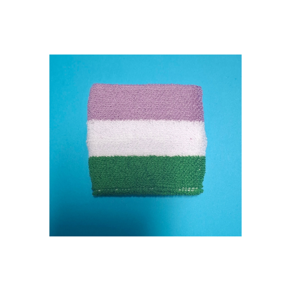 Genderqueer Pride Schweißband in Lavendel, Weiß und Grün auf blauem Hintergrund