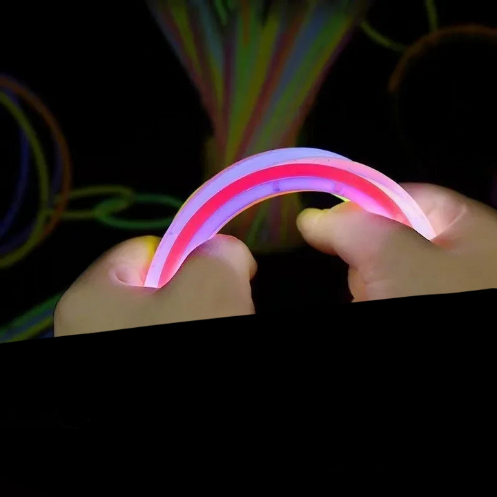 Glowsticks sind flexible, leuchtende Staebe, die durch eine chemische Reaktion Licht erzeugen. Sie leuchten in verschiedenen Farben wie Gelb, Gruen, Blau, Orange oder Pink und sind sowohl einzeln als auch als Armbaender oder Dekoration nutzbar. Aktiviert werden sie durch leichtes Biegen, wodurch die innere Fluessigkeit vermischt wird. Ideal für Partys, Festivals, Nachtwanderungen oder als Sicherheitslicht. Happy Pride