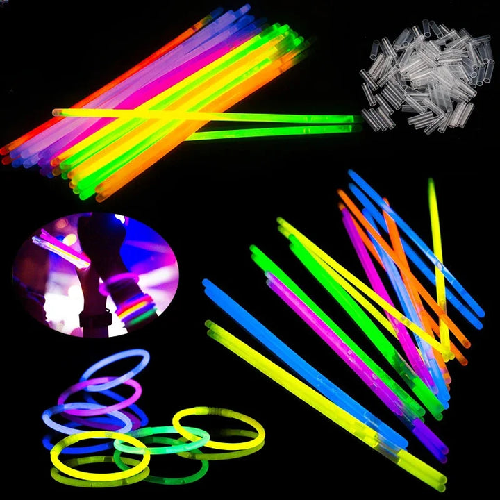 Glowsticks sind flexible, leuchtende Staebe, die durch eine chemische Reaktion Licht erzeugen. Sie leuchten in verschiedenen Farben wie Gelb, Gruen, Blau, Orange oder Pink und sind sowohl einzeln als auch als Armbaender oder Dekoration nutzbar. Aktiviert werden sie durch leichtes Biegen, wodurch die innere Fluessigkeit vermischt wird. Ideal für Partys, Festivals, Nachtwanderungen oder als Sicherheitslicht. Zuerich Pride