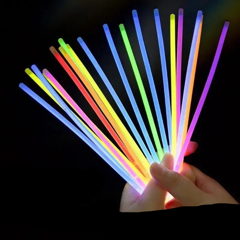 Glowsticks sind flexible, leuchtende Staebe, die durch eine chemische Reaktion Licht erzeugen. Sie leuchten in verschiedenen Farben wie Gelb, Gruen, Blau, Orange oder Pink und sind sowohl einzeln als auch als Armbaender oder Dekoration nutzbar. Aktiviert werden sie durch leichtes Biegen, wodurch die innere Fluessigkeit vermischt wird. Ideal für Partys, Festivals, Nachtwanderungen oder als Sicherheitslicht. Happy Pride