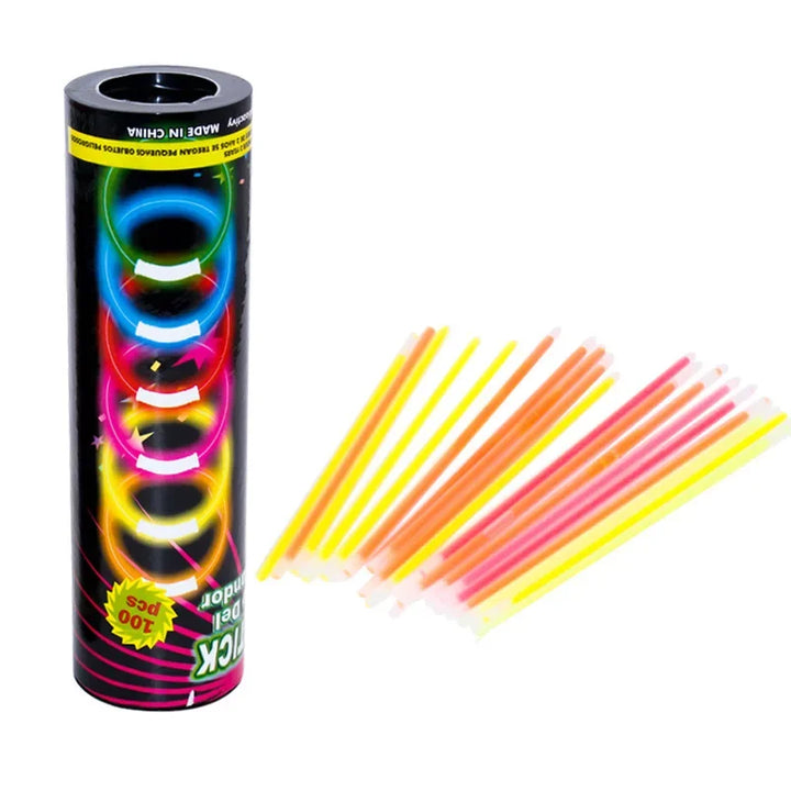 Glowsticks sind flexible, leuchtende Staebe, die durch eine chemische Reaktion Licht erzeugen. Sie leuchten in verschiedenen Farben wie Gelb, Gruen, Blau, Orange oder Pink und sind sowohl einzeln als auch als Armbaender oder Dekoration nutzbar. Aktiviert werden sie durch leichtes Biegen, wodurch die innere Fluessigkeit vermischt wird. Ideal für Partys, Festivals, Nachtwanderungen oder als Sicherheitslicht. Happy Pride