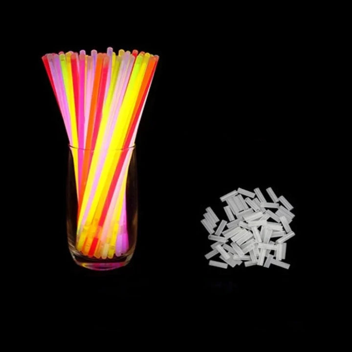 Glowsticks sind flexible, leuchtende Staebe, die durch eine chemische Reaktion Licht erzeugen. Sie leuchten in verschiedenen Farben wie Gelb, Gruen, Blau, Orange oder Pink und sind sowohl einzeln als auch als Armbaender oder Dekoration nutzbar. Aktiviert werden sie durch leichtes Biegen, wodurch die innere Fluessigkeit vermischt wird. Ideal für Partys, Festivals, Nachtwanderungen oder als Sicherheitslicht. Happy Pride