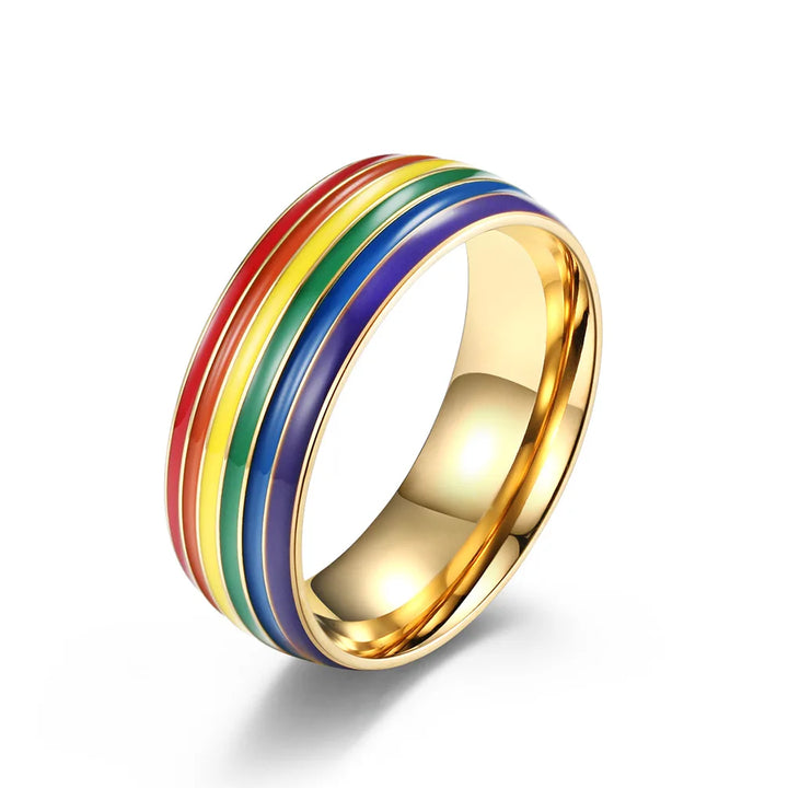 Goldfarbener Unisex-Edelstahlring mit mehrfarbigen Regenbogenstreifen auf weißem Hintergrund