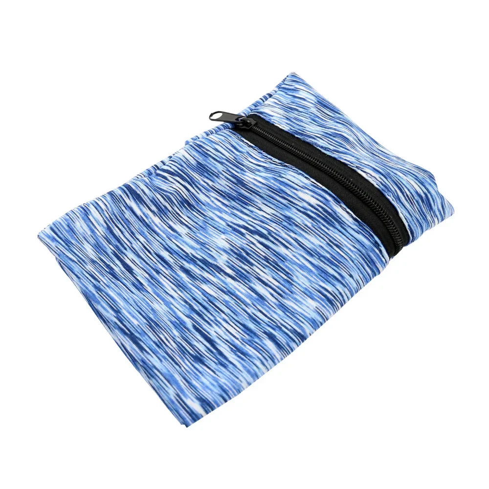 Blau-weiße Handgelenk Geldbörse mit Reißverschluss zum sicheren Verstauen von Geld, Karten und Schlüsseln bei Festivals, Pride-Events oder im Alltag.
