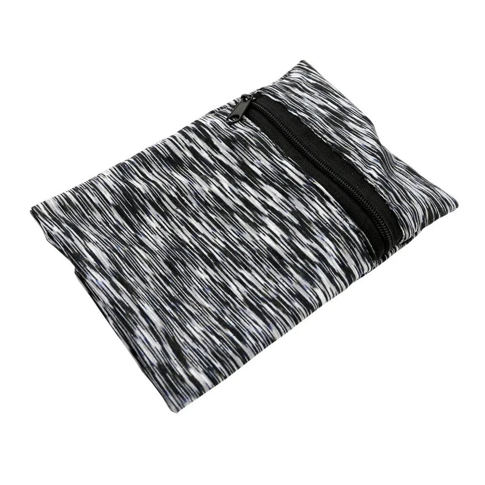 Schwarz-weiße Handgelenk Geldbörse mit Reißverschluss zum sicheren Verstauen von Geld, Karten und Schlüsseln bei Festivals, Pride-Events oder im Alltag.
