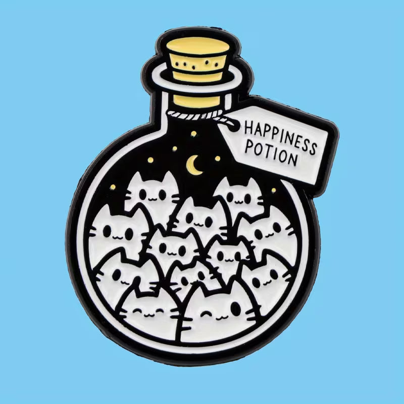 Katzen Emaille Pin in Form einer Happiness Potion Flasche mit mehreren Katzenmotiven