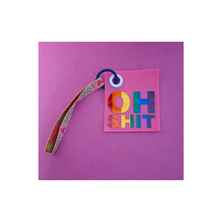 Handgemachter Hundesäckli-Beutel mit buntem «OH SHIT»-Aufdruck auf pinkem Jelly Vinyl, Pride Sonderedition von Rain4Flowers