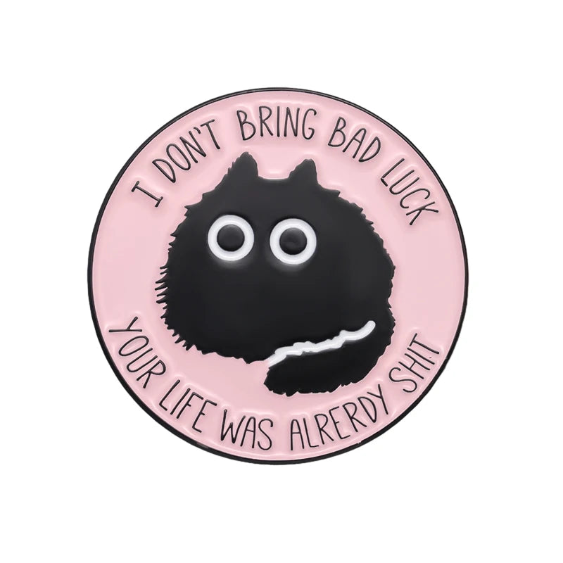 I Don’t Bring Bad Luck Pin mit schwarzer Katze
