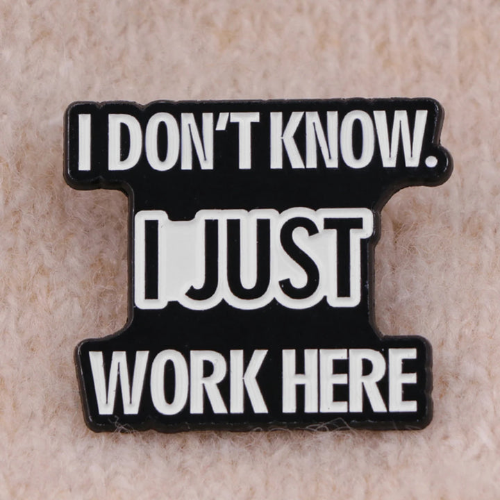 Schwarzer Pin mit weißem Text I Don't Know, I Just Work Here in Blockbuchstaben