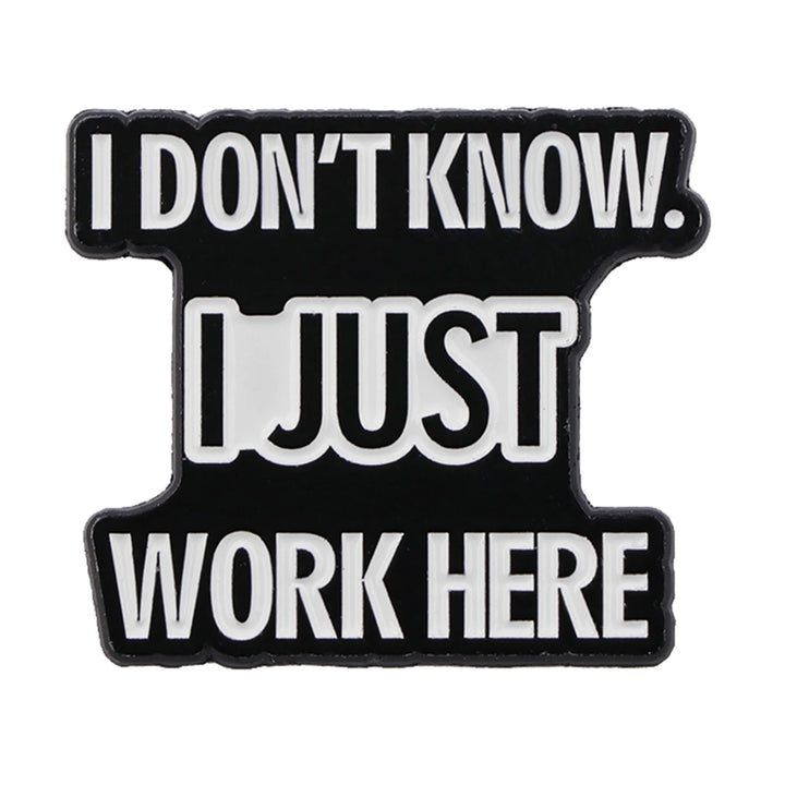 Schwarzer Pin mit weißem Text I Don't Know, I Just Work Here in Blockbuchstaben