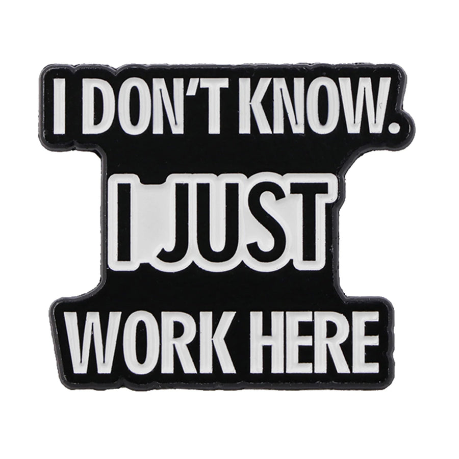 Schwarzer Pin mit weißem Text I Don't Know, I Just Work Here in Blockbuchstaben