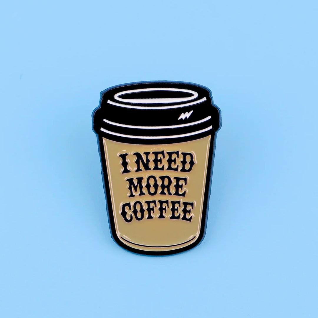 Vintage Emaille-Pin mit To-Go-Kaffeebecher und Schriftzug „I Need More Coffee“ – perfekter Anstecker für Kaffeeliebhaber